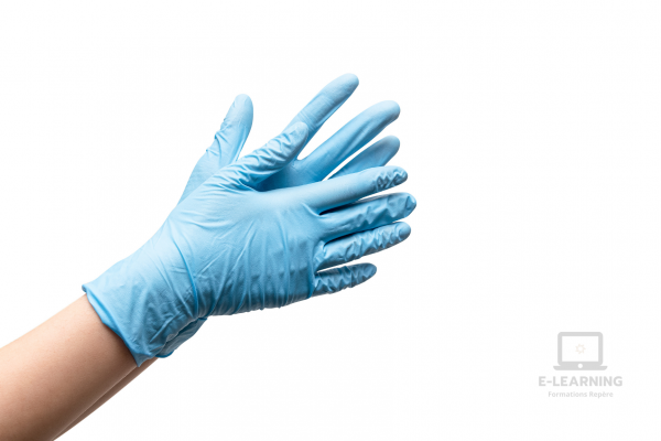 Focus sur des mains portant des gants de soins de couleur bleue
